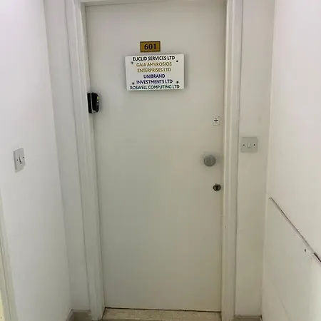 Private In Shared Flat In Center 民宿 *